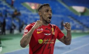 Julián Quiñones celebra su primer gol de la temporada con Al Qadisiya, en un debut goleador que ilusiona a sus seguidores.