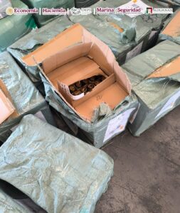 Durante la Inspección en la Aduana de Lázaro Cárdenas, autoridades aseguraron miles de productos, entre ellos envases con la leyenda “VICTORIA´S SECRET”, mochilas y bolsas.