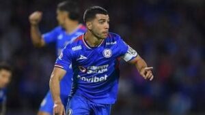 rick Lira destacó con Cruz Azul por su recuperación de balón, intensidad y equilibrio en el mediocampo, siendo pieza importante en los títulos conquistados por La Máquina.