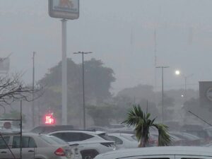 Automovilistas enfrentaron calles inundadas y tráfico lento durante la intensa lluvia que afectó distintos puntos de Mérida.