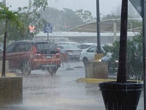 Calles de Mérida registraron acumulaciones de agua tras la intensa lluvia de este sábado, complicando el tránsito de vehículos y peatones.
