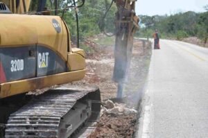 Las obras de Rehabilitan la carretera Mérida-Celestún incluyen trabajos de pavimentación, renivelación y colocación de nueva carpeta asfáltica en distintos tramos de la vía.