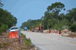 Avanzan los trabajos para Rehabilitan la carretera Mérida-Celestún, con una inversión de 175 millones de pesos para mejorar las condiciones de esta importante vía de Yucatán.