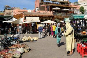 Las calles de Marrakech y Agadir buscan convertirse en espacios más frescos y resistentes al clima extremo mediante materiales innovadores que reducen el efecto de isla de calor urbana.