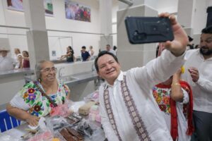 El gobernador Joaquín Díaz Mena recorrió el renovado Mercado Municipal de Ticul, una obra del Renacimiento Maya que moderniza el espacio comercial y beneficia a más de 40 mil habitantes.