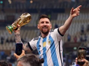 Lionel Messi celebra uno de los momentos más importantes de su historia con la Selección Argentina, consolidando un legado lleno de títulos y récords.