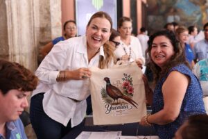 La alcaldesa Cecilia Patrón Laviada atendió de manera directa a las y los ciudadanos durante una nueva jornada de Miércoles Ciudadano, programa que se consolida como un Referente de atención oportuna en Mérida.