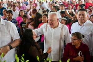 Durante su intervención en Monte Sinaí, Rafa Marín destacó la importancia de consolidar los programas sociales y acelerar la Transformación en sus colonias.