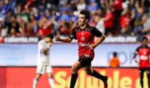 Gilberto Mora celebra el gol que le dio a Xolos de Tijuana la victoria 2-1 sobre el campeón Cruz Azul.