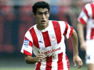 Nery Castillo brilló con el Olympiacos y se convirtió en uno de los futbolistas mexicanos que jugaron en Grecia con mayor impacto en el balompié europeo.