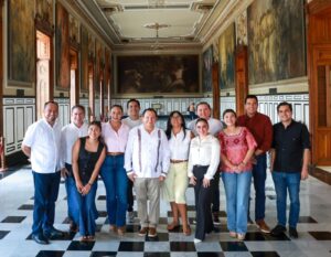 Óscar Brito y Joaquín “Huacho” Díaz Mena durante la reunión de trabajo en la que fortalecieron la coordinación institucional para impulsar proyectos y acciones que buscan Consolidar el Renacimiento Maya en Yucatán.
