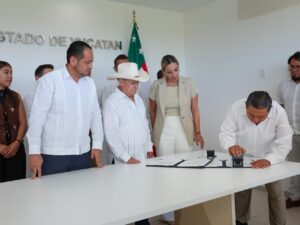 El secretario general de Gobierno, Omar Pérez Avilés, entregó al Congreso del Estado la iniciativa de financiamiento por 1,562 millones de pesos para impulsar obras del Plan Bienestar Metropolitano