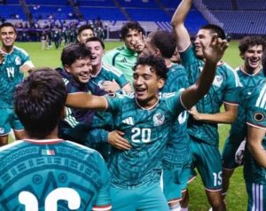 Jugadores de la Selección Mexicana Sub-20 celebran tras avanzar a la gran final del Premundial de la CONCACAF, donde disputarán el título continental.