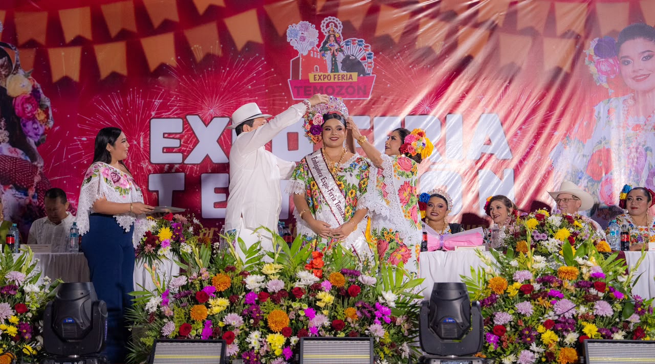 Sarahí Góngora recibe la banda de embajadora