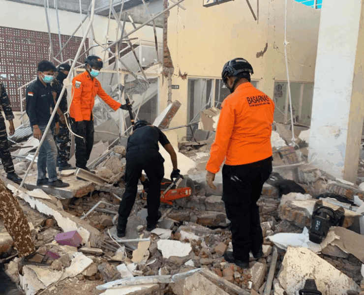 Terremoto de 7.7 en Indonesia