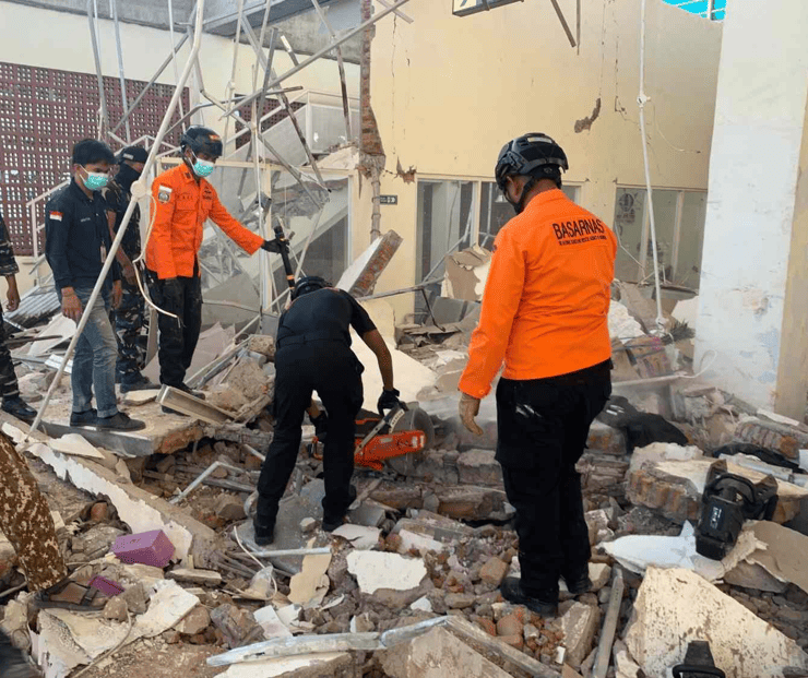 Terremoto de 7.7 en Indonesia