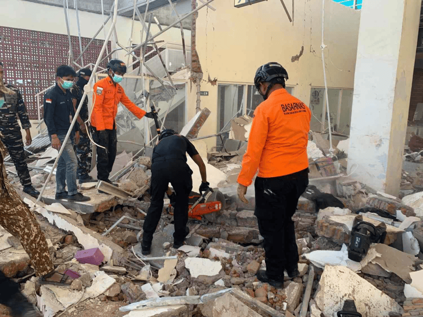 Terremoto de 7.7 en Indonesia