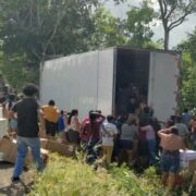 Rapiña: Tráiler vuelca por vía federal Mérida–Cancún