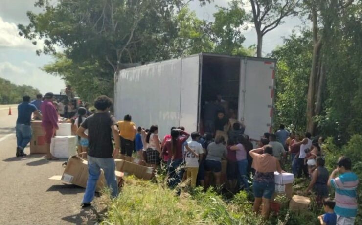 Rapiña: Tráiler vuelca por vía federal Mérida–Cancún