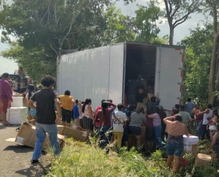 Rapiña: Tráiler vuelca por vía federal Mérida–Cancún