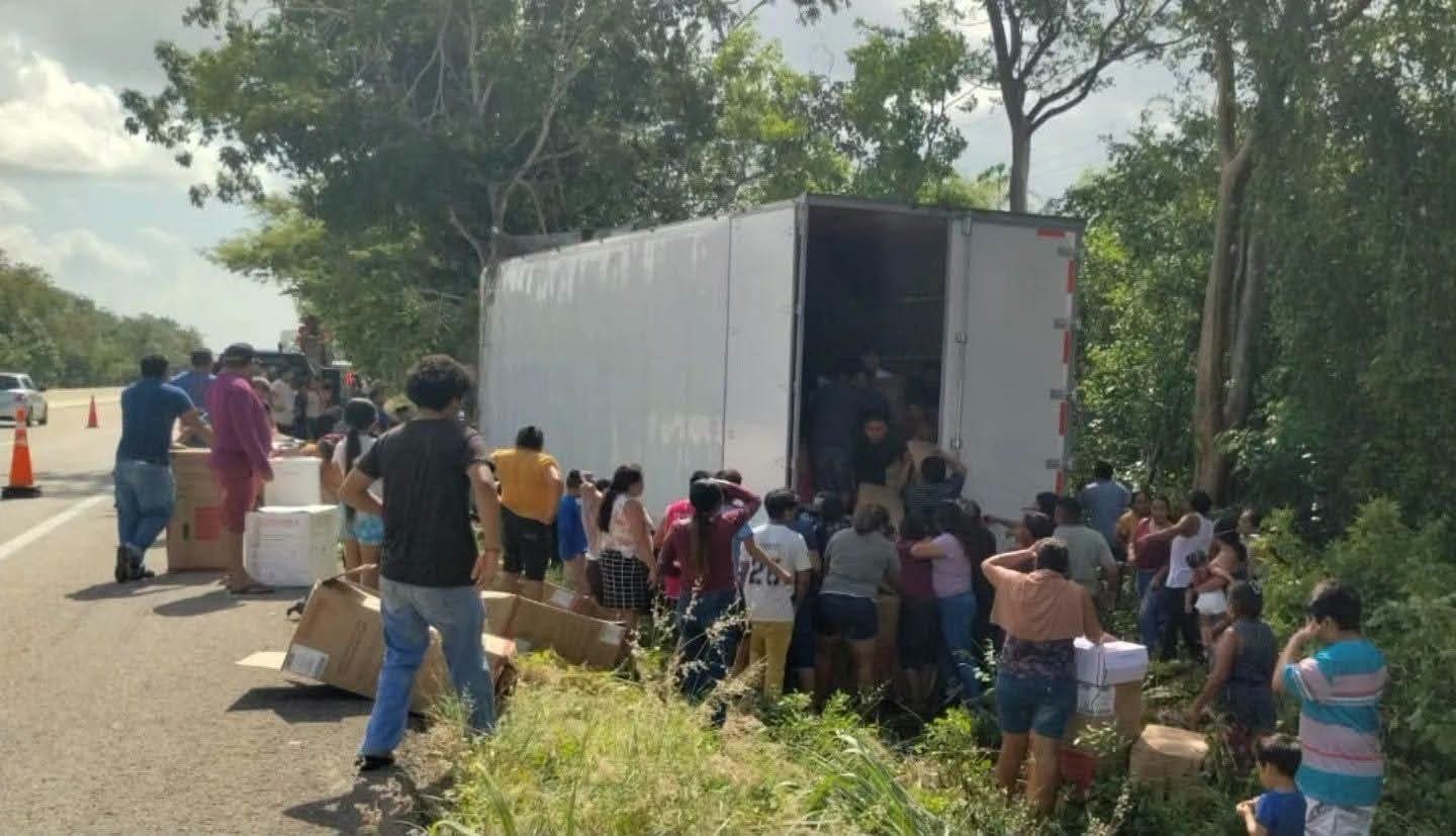 Rapiña: Tráiler vuelca por vía federal Mérida–Cancún