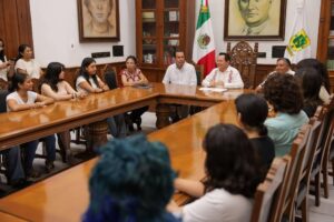 Jóvenes yucatecos reciben el Respaldo del Gobierno de Yucatán para viajar a la Ciudad de México y presentar su examen de control de la UNAM.
