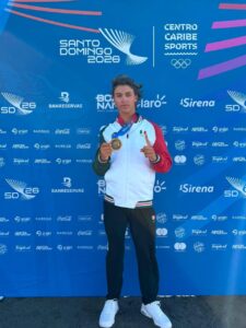 Álvaro Ramírez Jassa hizo historia al conquistar, junto a Sofía Baeza, la medalla de oro en vela que le dio a México su presea dorada número 145 en los Juegos Centroamericanos y del Caribe Santo Domingo 2026.