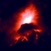 Volcán de Fuego reduce su actividad