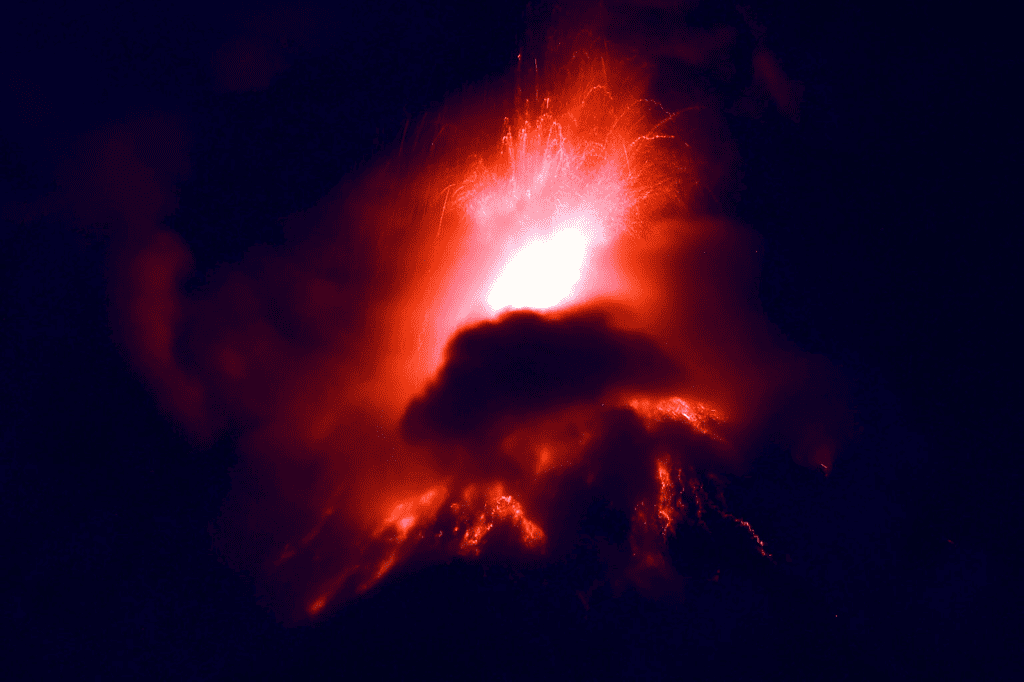 Volcán de Fuego reduce su actividad