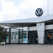 Volkswagen recorta un turno en su planta de Puebla