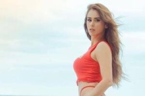 La demisexualidad forma parte del espectro asexual y se caracteriza por experimentar atracción sexual después de establecer un vínculo emocional significativo.