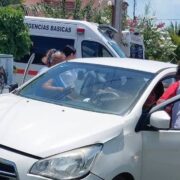 Caos en las calles: ambulancia choca con un auto y se mete a una vivienda