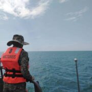 Marina busca tripulante desaparecido tras caer al mar en Dzilam