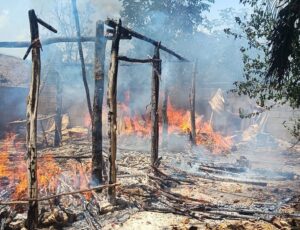 Candela encendida provoca incendio y consume una palapa en Tizimín
