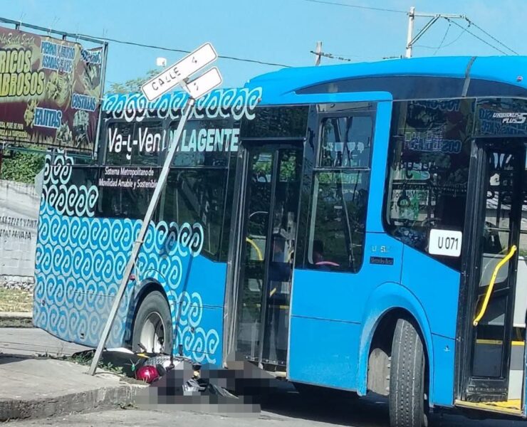 ¡Fuerte accidente en Kanasín! Va y Ven golpea a motociclista