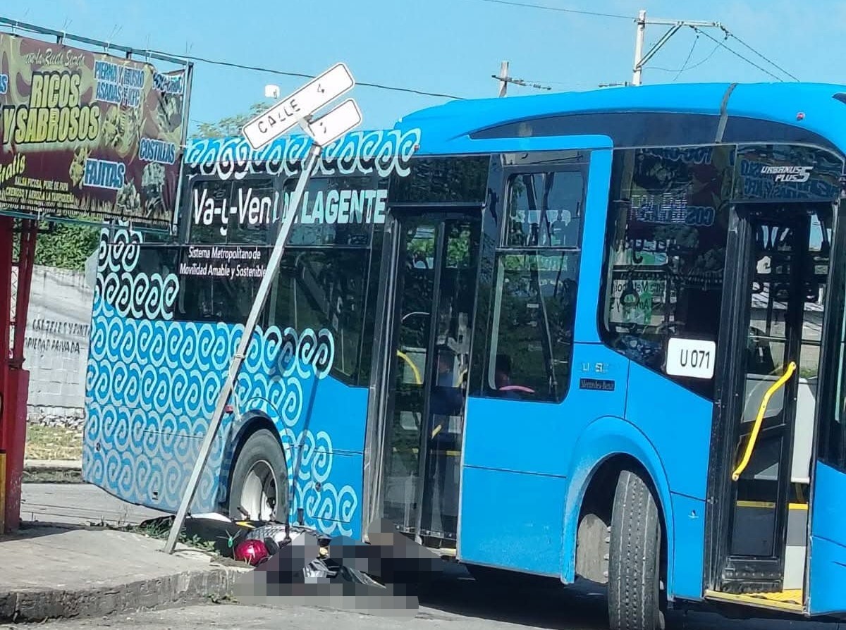 ¡Fuerte accidente en Kanasín! Va y Ven golpea a motociclista
