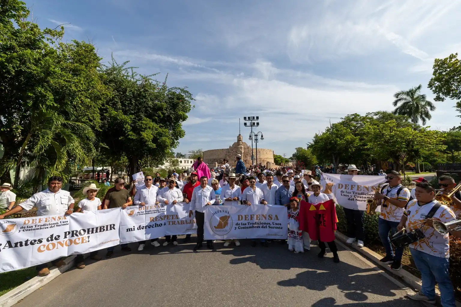 ¡Multitudinaria Marcha! Más de mil personas defienden las Tradiciones en Yucatán