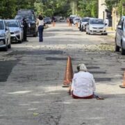 Adulta mayor bloquea calle tras seis años esperando su pensión