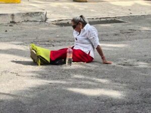 Una mujer de la tercera edad y con problemas de movilidad cerró la circulación de la calle 14 entre 19 y 21