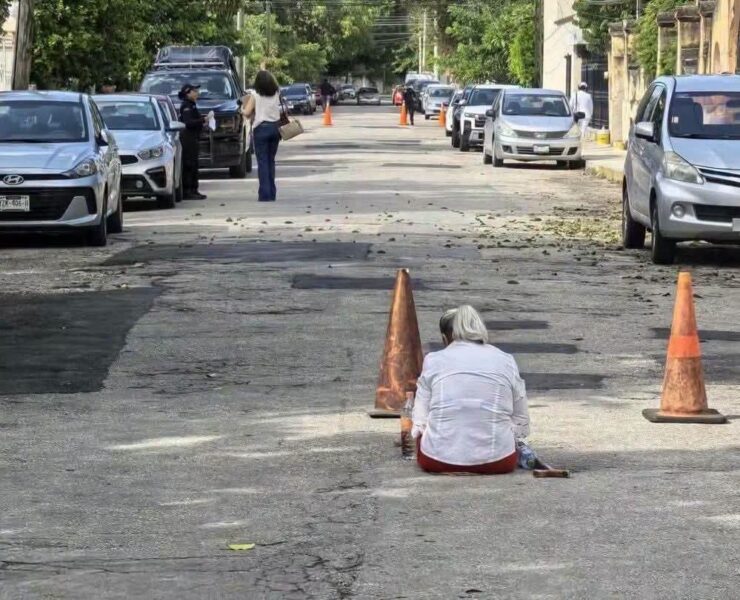 Adulta mayor bloquea calle tras seis años esperando su pensión