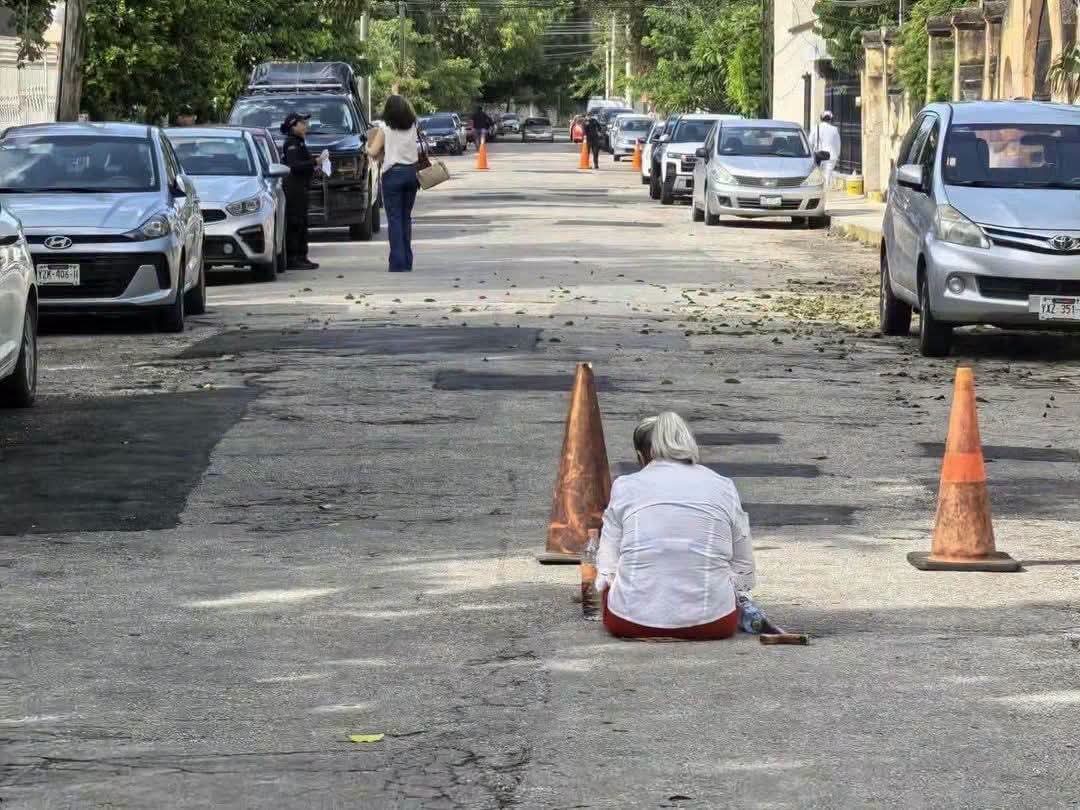 Adulta mayor bloquea calle tras seis años esperando su pensión