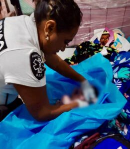 Una madrugada llena de nervios terminó convertida en una hermosa historia: una bebé decidió que ya era hora de conocer a su familia 