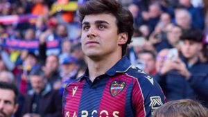 Carlos Álvarez destacó con el Levante UD durante la temporada 2024-25, donde aportó goles y asistencias para conseguir el ascenso a Primera División.
