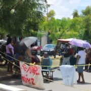 ¡Furia! Vecinos y locatarios bloquearon la avenida Colosio