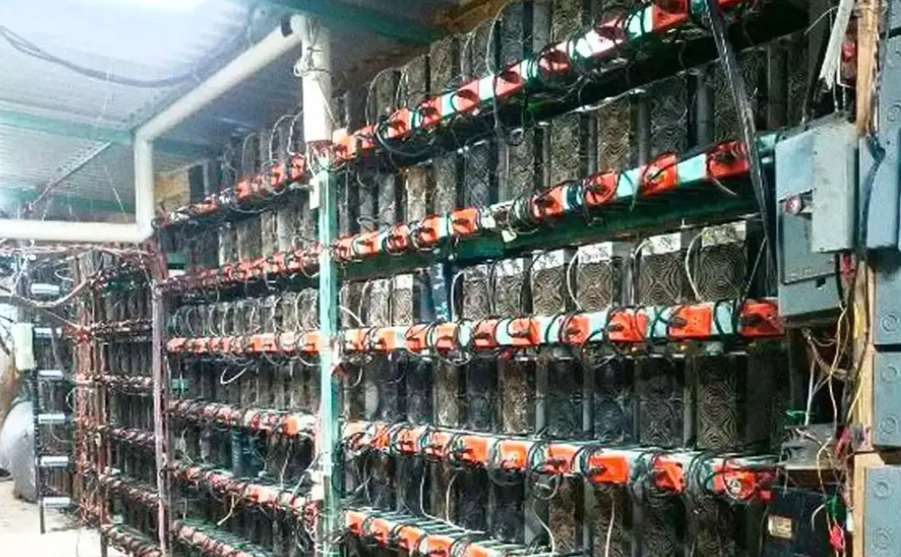 Desmantelan "fábrica" clandestina de criptomonedas en Puebla