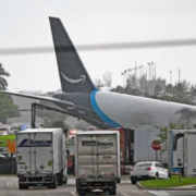 Avión de Amazon choca en Miami, se reportan fallecidos