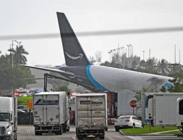 Avión de Amazon choca en Miami, se reportan fallecidos