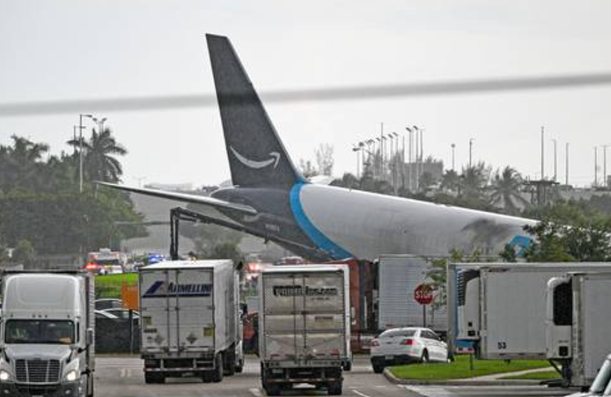 Avión de Amazon choca en Miami, se reportan fallecidos