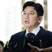 Si-Hyuk es señalado por fraude en Corea del Sur