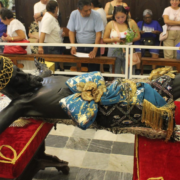 ¡Sorprendente cambio del Perizonium del Cristo Negro!